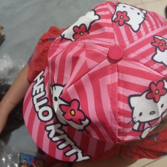Hello Kitty Cap 🧢 - Picture 2 of 4